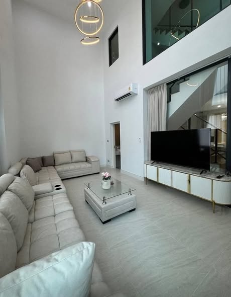 living room of Baan Klang Muang Classe Sukhumvit 77