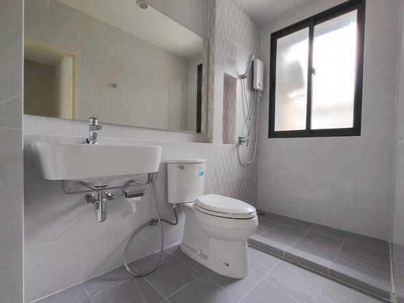 bathroom of Baan Klang Muang Sukhumvit – Onnut