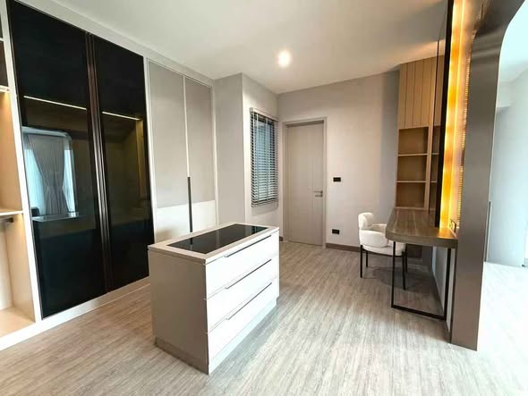 bedroom and room interior of Baan Klang Muang The Edition Bangna-Wongwaen
