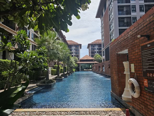 pool of Baan Navatara Condominium
