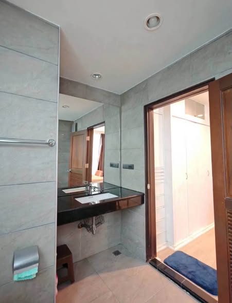 room interior and bathroom of Baan Pathumwan Condominium