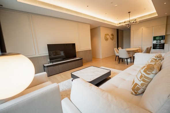 living room of Baan Sindhorn (บ้านสินธร)