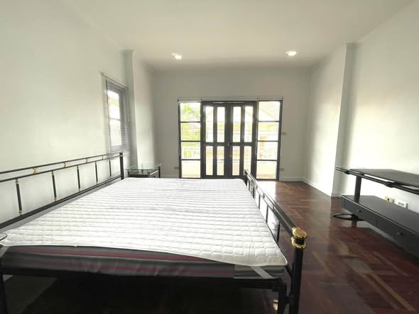 bedroom of บริษัท บ้านกรองทอง จำกัด