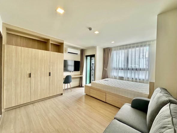 bedroom and living room of เดอะมูฟ ประดิพัทธ์