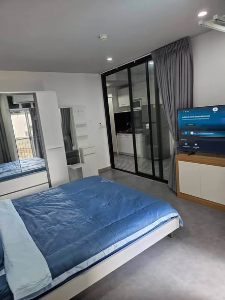 bedroom and room interior of กลางกรุงรีสอร์ทคอนโด
