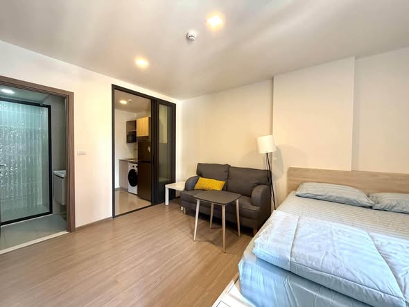 bedroom and room interior of เดอะมูฟ ประดิพัทธ์