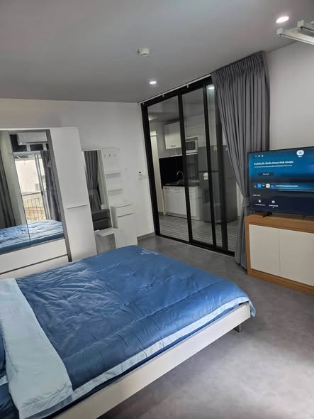 bedroom and room interior of กลางกรุงรีสอร์ทคอนโด