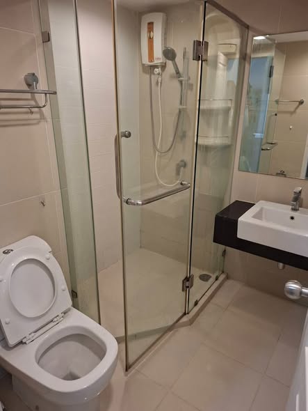 room interior and bathroom of Belle Grand Rama 9