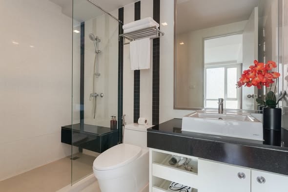 bathroom of Beverly 33 by Aspira