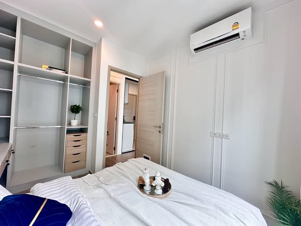 bedroom and room interior of Brixton Sukhumvit 107 : บรอมตัน เพ็ท เฟรนด์ลี่ สุขุมวิท 107