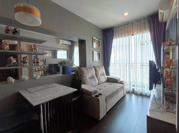 bedroom and living room of C Ekkamai Condominium
