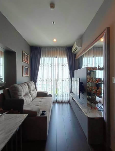 bedroom and living room of C Ekkamai Condominium