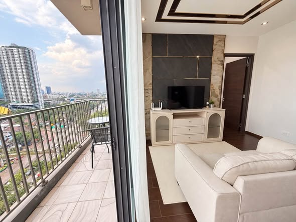 bedroom and living room of C Ekkamai Condominium