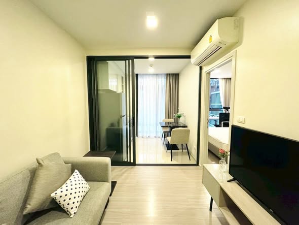 bedroom and room interior of C Ekkamai Condominium