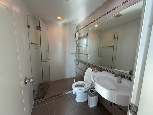 room interior and bathroom of Centric Sathon-St Louis