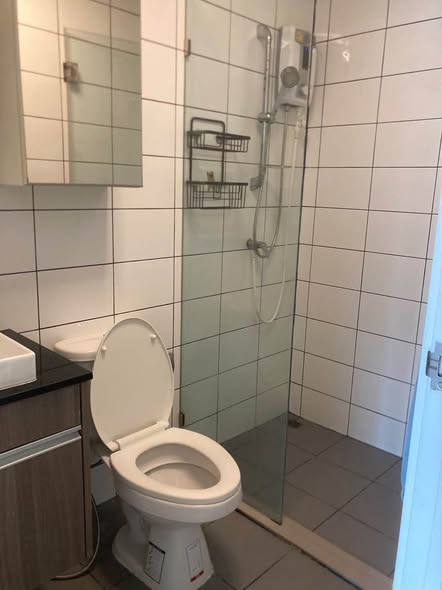 bathroom of Chapter One Eco Ratchada-HuaiKhwang