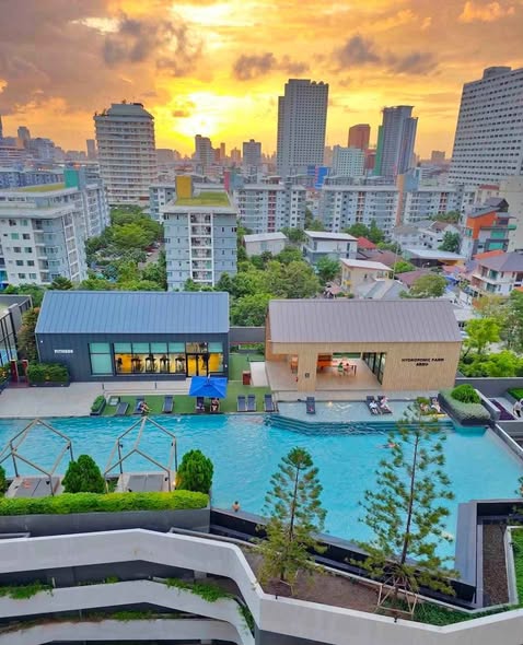 pool of Chapter One Eco Ratchada-HuaiKhwang