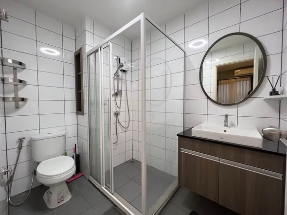 room interior and bathroom of Chapter One Eco Ratchada-HuaiKhwang
