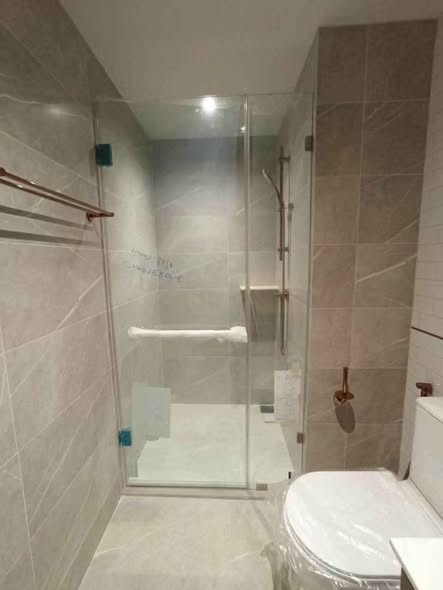 room interior and bathroom of CHAPTER THONGLOR 25