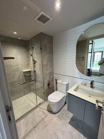 room interior and bathroom of CHAPTER THONGLOR 25