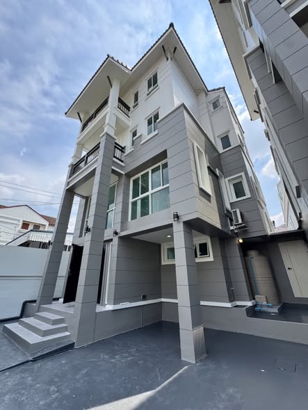 Charoenjai Place