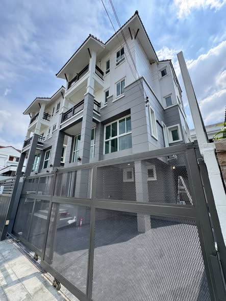 Charoenjai Place