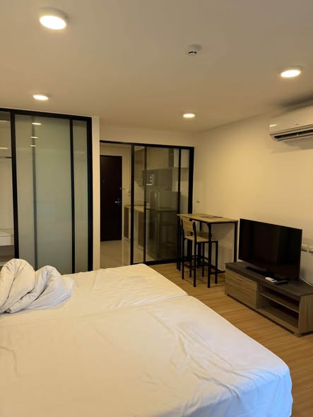 bedroom and room interior of Chateau In Town Pinklao – Siriraj
