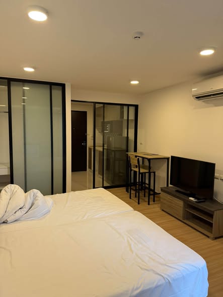 bedroom and room interior of Chateau In Town Pinklao – Siriraj