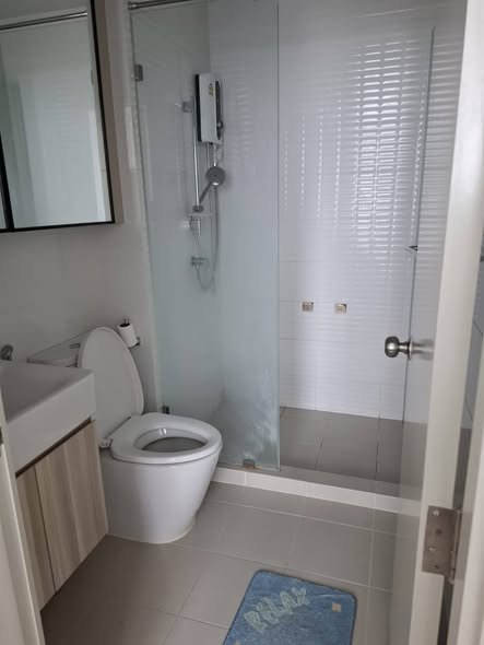 room interior and bathroom of Chewathai Kaset-Nawamin