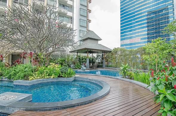 pool of Circle Condominium