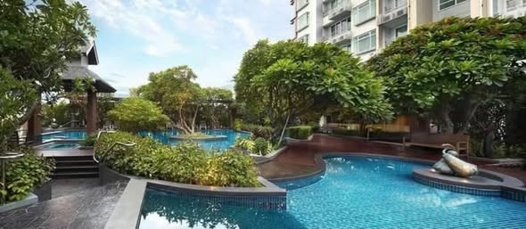 pool of Circle Condominium