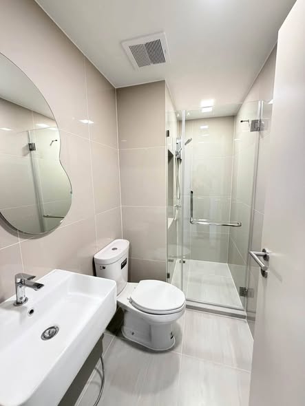 room interior and bathroom of COBE Kaset-Sripatum (โค้บบ์ เกษตร-ศรีปทุม)