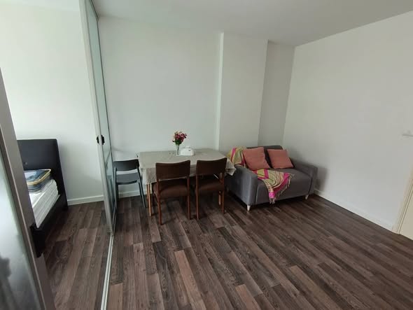 bedroom of D Condo Sukhumvit 109
