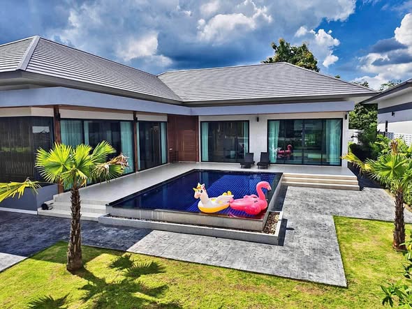pool and room interior of D-HOUSE