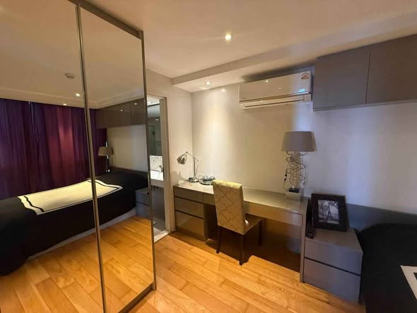bedroom and room interior of Downtown49