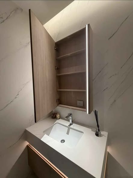 bathroom of EI8HTEEN SEVEN