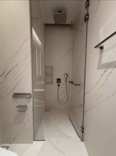bathroom of EI8HTEEN SEVEN