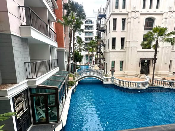 pool of Espana Condo Resort Pattaya