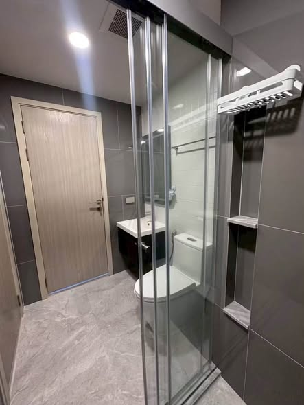 room interior and bathroom of ESQUE Condo Sukhumvit 101/1