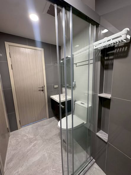 room interior and bathroom of ESQUE Condo Sukhumvit 101/1