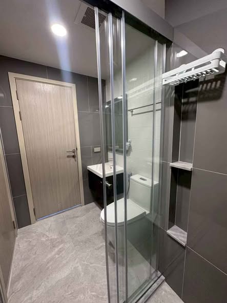 room interior and bathroom of ESQUE Condo Sukhumvit 101/1