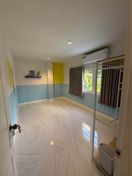 Evanston Thonglor 25