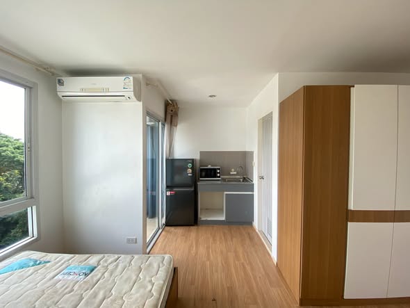 room interior and kitchen of Feel Condo Ratchadapisek 36