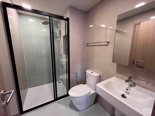 room interior and bathroom of FLO by Sansiri
