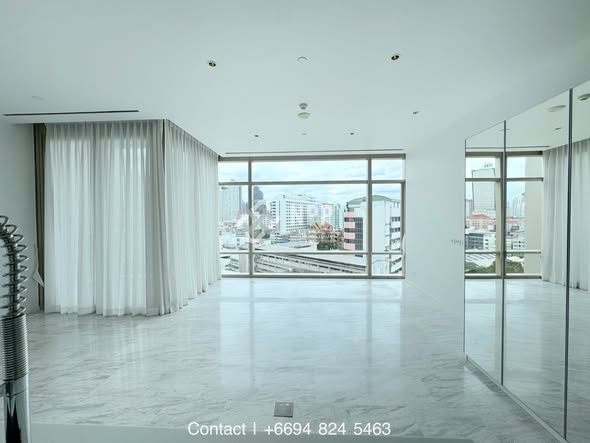 room interior of Four Seasons Hotel Bangkok at Chao Phraya River