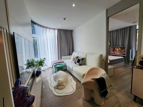 bedroom and living room of Fynn Asoke