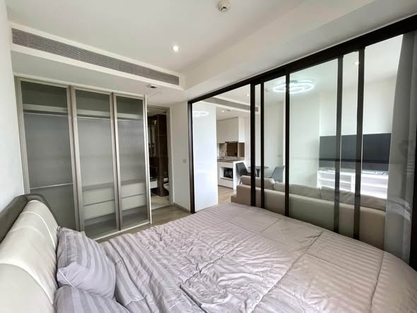 bedroom and room interior of Fynn Asoke