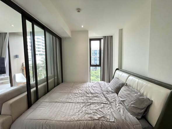 bedroom and room interior of Fynn Asoke