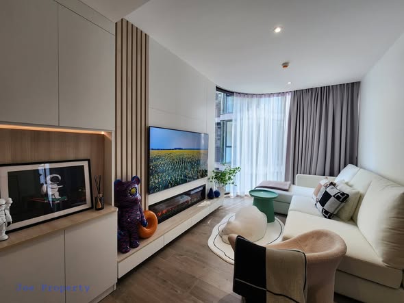 living room and bedroom of Fynn Asoke