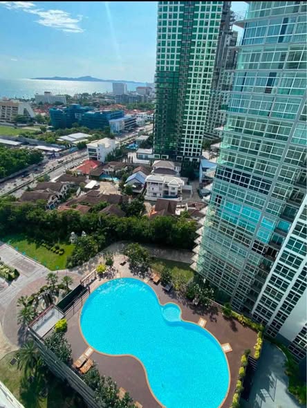 pool of Grand Jomtien Palace Hotel